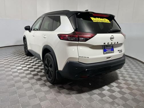 Pearl White Tricoat/Super Black 2023 Nissan Rogue SV