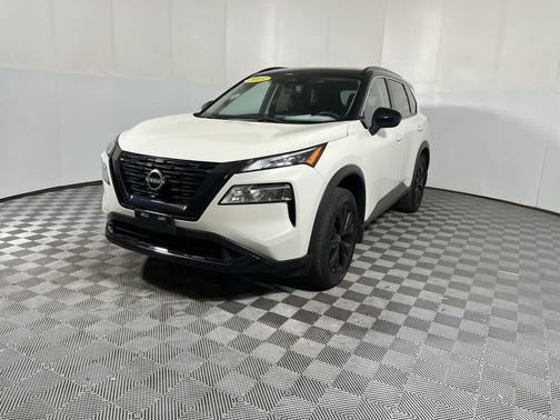 Pearl White Tricoat/Super Black 2023 Nissan Rogue SV