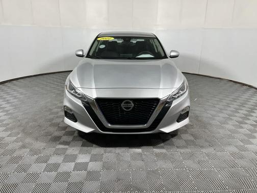 Brilliant Silver Metallic 2022 Nissan Altima 2.5 SV