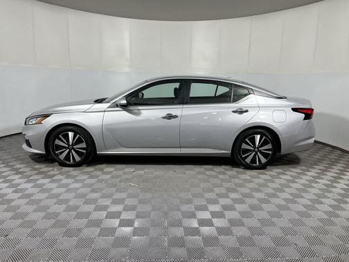 Brilliant Silver Metallic 2022 Nissan Altima 2.5 SV