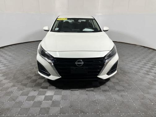 Pearl White Tricoat 2023 Nissan Altima 2.5 SV