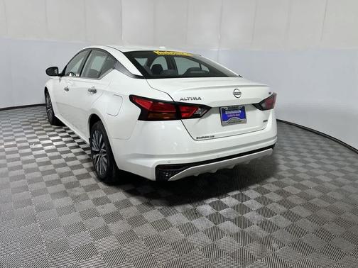 Pearl White Tricoat 2023 Nissan Altima 2.5 SV