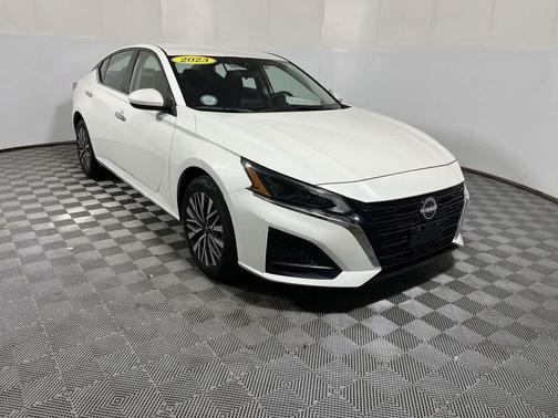 Pearl White Tricoat 2023 Nissan Altima 2.5 SV