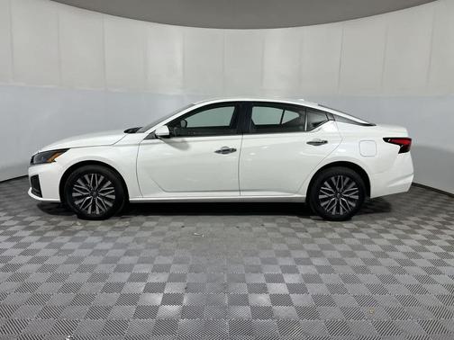 Pearl White Tricoat 2023 Nissan Altima 2.5 SV