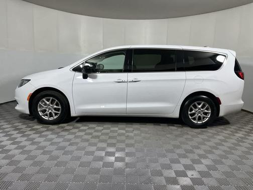 2024 Chrysler Voyager LX
