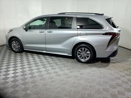 2023 Toyota Sienna XLE 8 Passenger