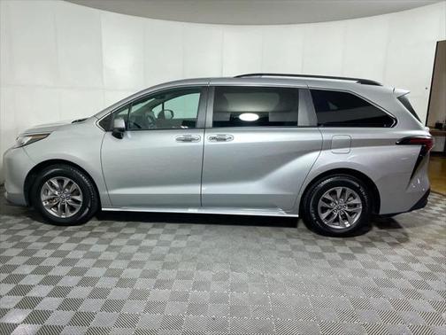 2023 Toyota Sienna XLE 8 Passenger