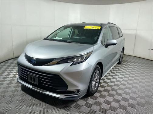 2023 Toyota Sienna XLE 8 Passenger