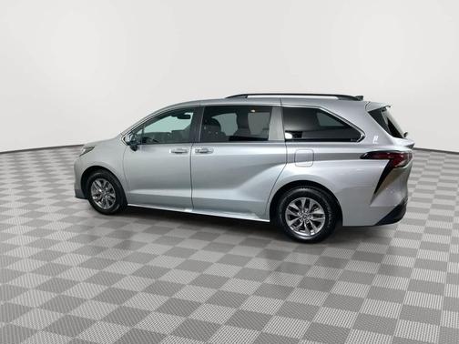 2023 Toyota Sienna XLE 8 Passenger