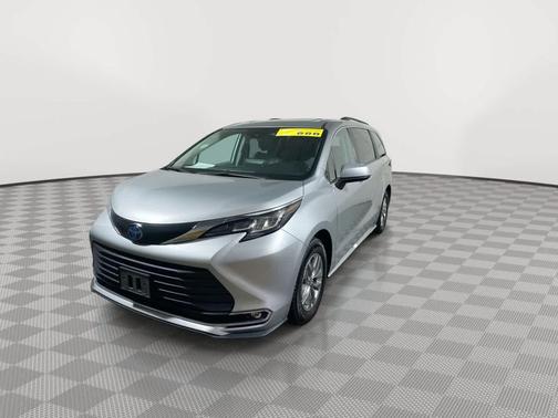 2023 Toyota Sienna XLE 8 Passenger