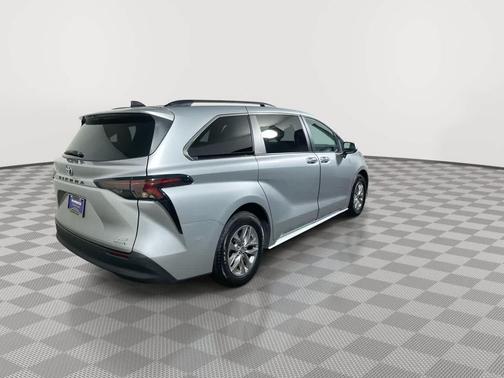 2023 Toyota Sienna XLE 8 Passenger