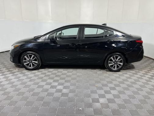 Super Black 2025 Nissan Versa 1.6 SV