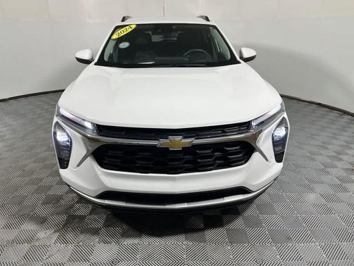 Summit White 2024 Chevrolet Trax LT