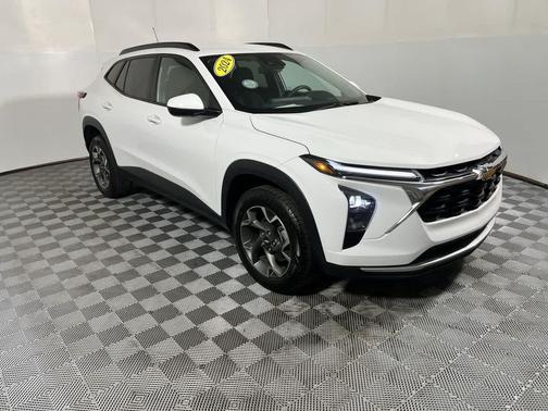 Summit White 2024 Chevrolet Trax LT