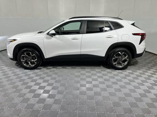 Summit White 2024 Chevrolet Trax LT