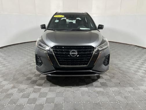 Gun Metallic 2024 Nissan Kicks SR