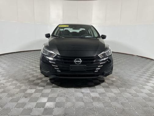 Super Black 2024 Nissan Versa 1.6 SV