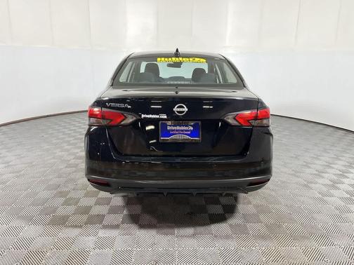 Super Black 2025 Nissan Versa 1.6 SV