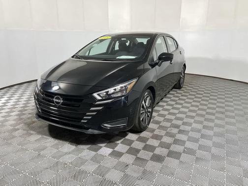 Super Black 2025 Nissan Versa 1.6 SV