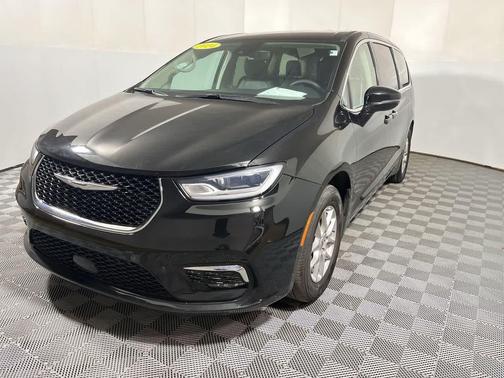 Diamond Black Crystal Pearlcoat 2024 Chrysler Pacifica Touring L