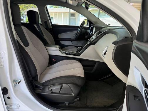 Summit White 2010 Chevrolet Equinox LT
