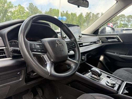 2023 Mitsubishi Outlander SE
