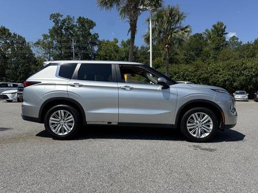 2022 Mitsubishi Outlander ES