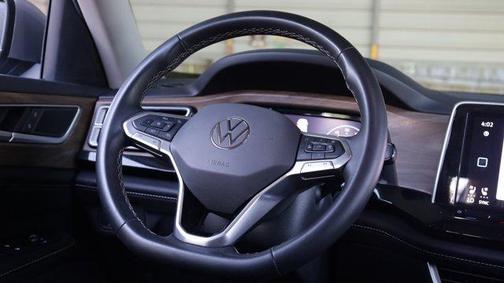 Silver Bird Metallic 2024 Volkswagen Atlas 2.0T SE w/Technology