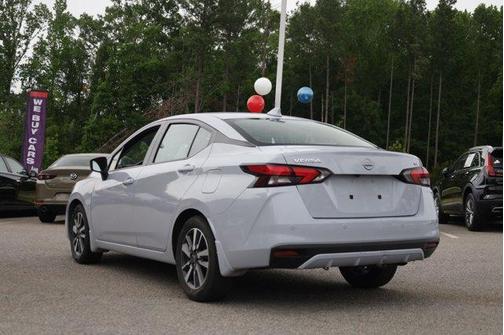 Gray Sky Pearl 2024 Nissan Versa 1.6 SV