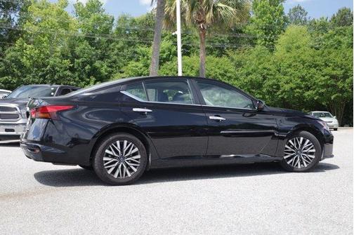 Black 2023 Nissan Altima 2.5 SV