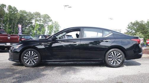 Black 2023 Nissan Altima 2.5 SV