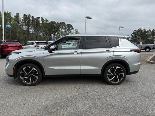 2023 Mitsubishi Outlander SE