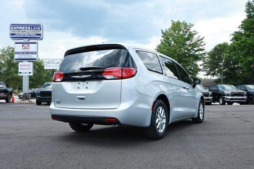 Silver Mist Clearcoat 2026 Chrysler Voyager LX