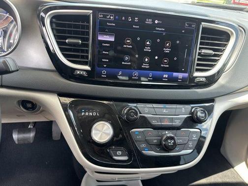 2022 Chrysler Pacifica Touring-L