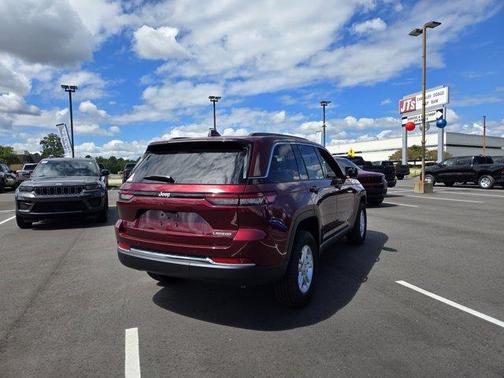 2025 Jeep Grand Cherokee Laredo