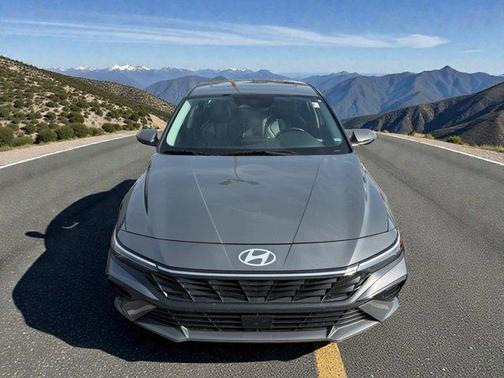 2025 Hyundai ELANTRA Limited