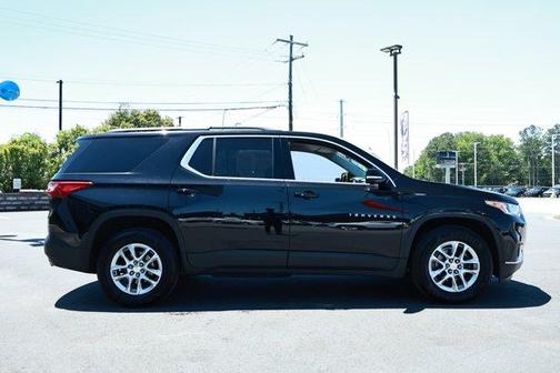 Mosaic Black Metallic 2019 Chevrolet Traverse LT Cloth