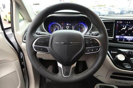 2024 Chrysler Pacifica Touring-L