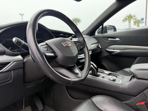 2023 Cadillac XT4 Premium Luxury