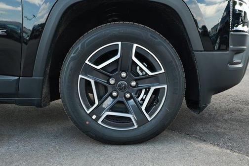 Diamond Black 2026 Jeep Cherokee LAREDO/LIMITED