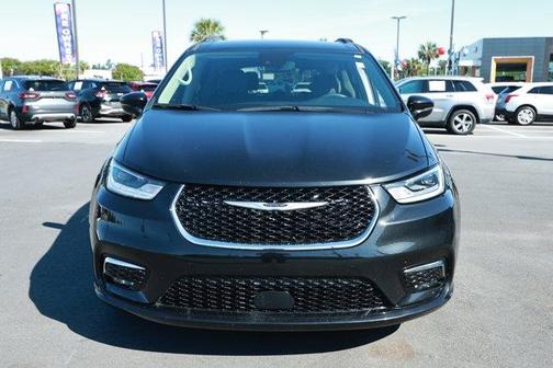 Brilliant Black Crystal Pearlcoat 2022 Chrysler Pacifica Touring-L