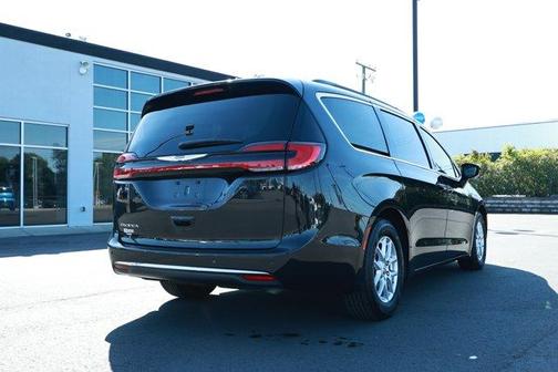 Brilliant Black Crystal Pearlcoat 2022 Chrysler Pacifica Touring-L