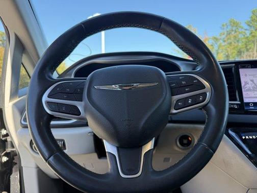 2022 Chrysler Pacifica Touring-L