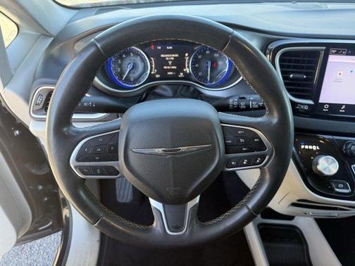 2022 Chrysler Pacifica Touring-L