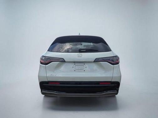 White 2023 Honda HR-V EX-L