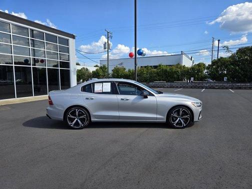 2024 Volvo S60 B5 Plus Dark Theme