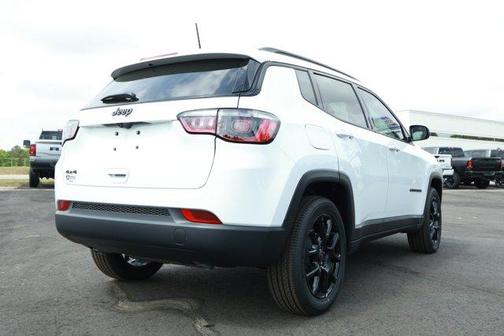 Bright White Clearcoat 2026 Jeep Compass Latitude