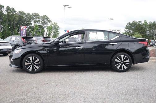 Super Black 2022 Nissan Altima 2.5 SV