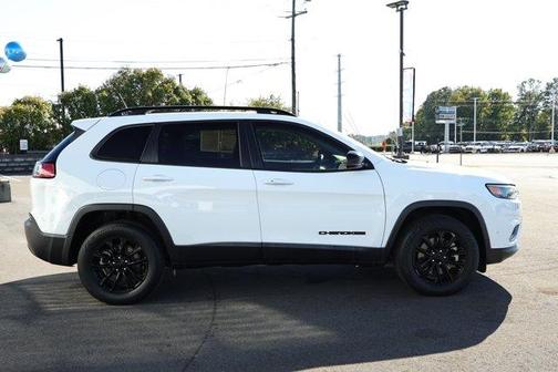 Bright White Clearcoat 2023 Jeep Cherokee Altitude Lux