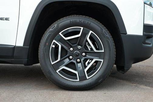 Bright White Clearcoat 2026 Jeep Cherokee LAREDO/LIMITED
